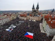 Десятки тысяч чехов вышли на митинг в поддержку президента Павла из-за спора с министром иностранных дел